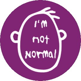 I'M NOT NORMAL (jelvény, 2,5 cm)