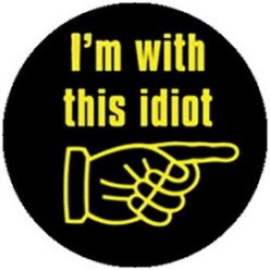 I'M WITH THIS IDIOT (jelvény, 2,5 cm)