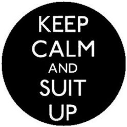KEEP CALM AND SUIT UP (jelvény, 2,5 cm)