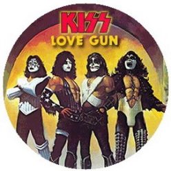 KISS: Love Gun (jelvény, 2,5 cm)