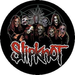 SLIPKNOT: Group (nagy jelvény, 3,7 cm)