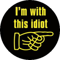 I'M WITH THIS IDIOT (nagy jelvény, 3,7 cm)