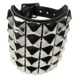 5 soros csuklószorító, piramis szegeccsel